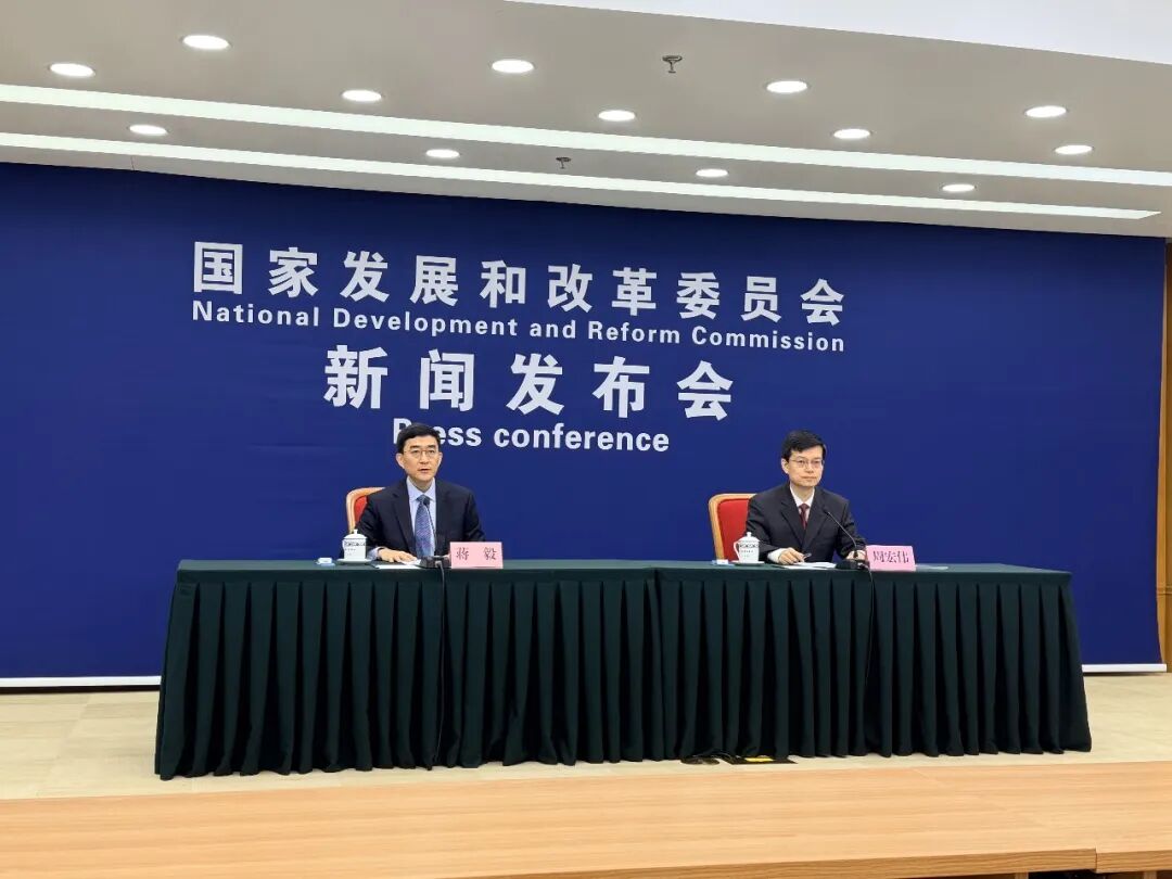 国家发改委：深度求索、月之暗面等本土企业先后发布多个万亿级参